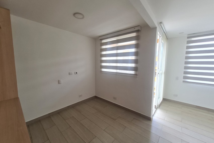 2712202383_7_1759852699